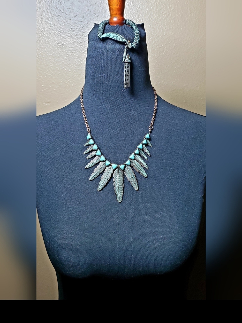 Beautiful matching turquoise Tone feather-motif jewelry set